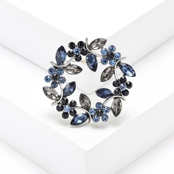 Laurel Wreath Brooch Laurel Wreath Pin - Picture 3 of 3